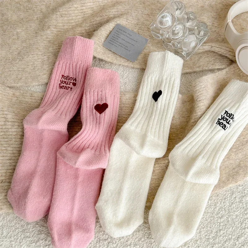 Embroidery On Socks - ถุงเท้าข้อกลางสไตล์ฮาราจูกุ น่ารัก สีพื้น สำหรับผู้หญิง ฤดูใบไม้ร่วง ฤดูหนาว