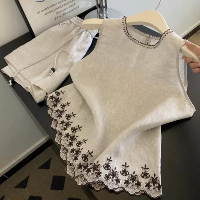 Embroidery Vest - ชุดเซ็ตสองชิ้นสำหรับผู้หญิง เสื้อกั๊กผ้าฝ้ายและผ้าลินินปักลายลูกไม้สไตล์เรียบง่ายแบบ Old Money พร้อมกางเกงขาสั้นสำหรับฤดูร้อน