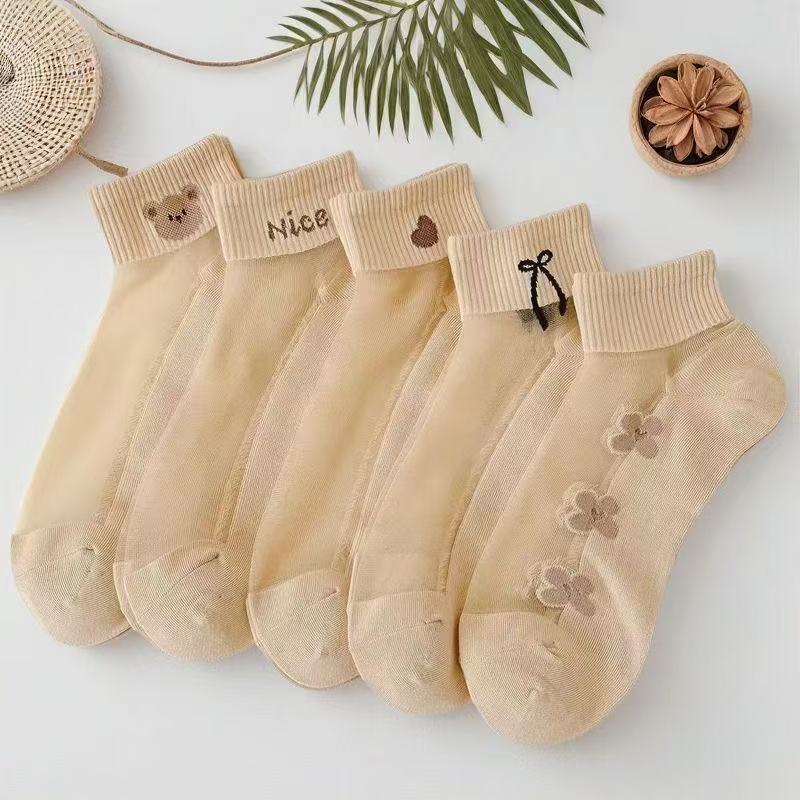 Embroidery On Socks - ถุงเท้าผู้หญิงผ้าไหมน้ำแข็งโพลีเอสเตอร์แบบโปร่ง ลายปักหมี โบว์ หัวใจ ลายดอกไม้ ขอบยางยืด