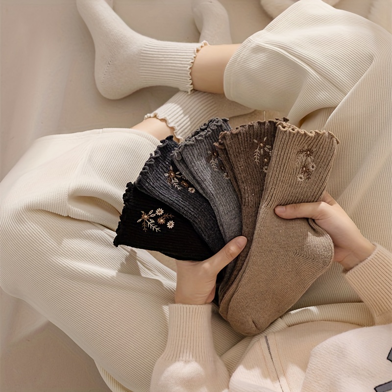 ถุงเท้าขนนุ่มปักลายดอกไม้เล็ก  - Embroidery On Socks บทวิจารณ์และราคา