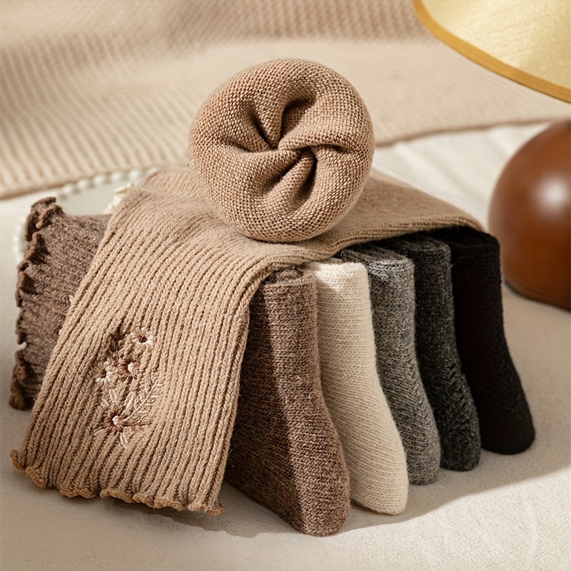 ถุงเท้าขนนุ่มปักลายดอกไม้เล็ก  - Embroidery On Socks บทวิจารณ์และราคา
