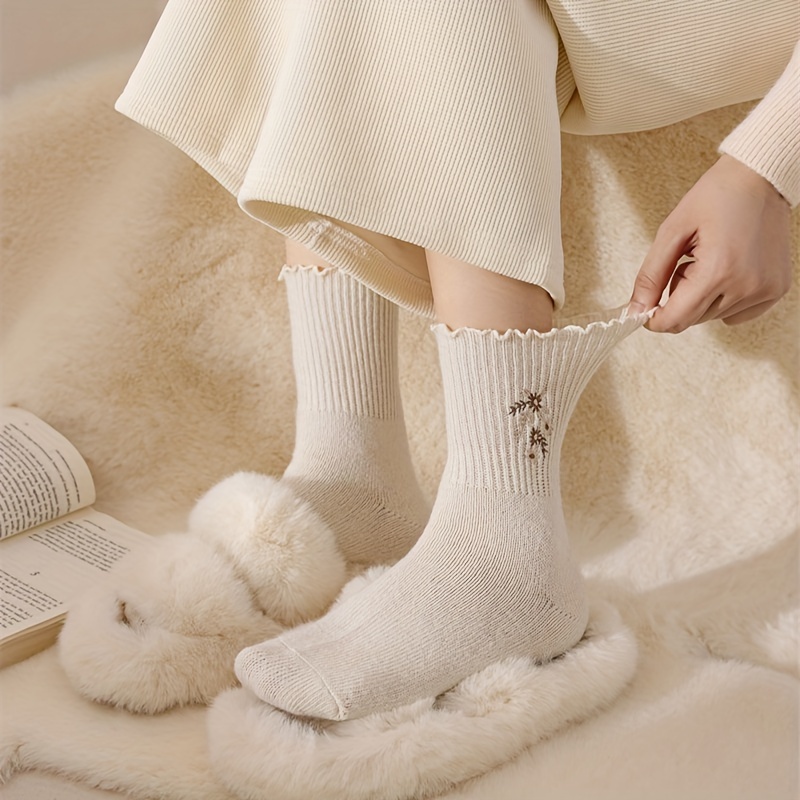 ถุงเท้าขนนุ่มปักลายดอกไม้เล็ก  - Embroidery On Socks บทวิจารณ์และราคา